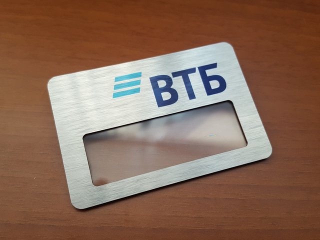 металлический бейдж с окном для банка