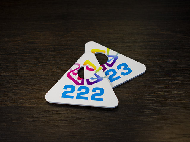 пластиковый номерок треугольной формы